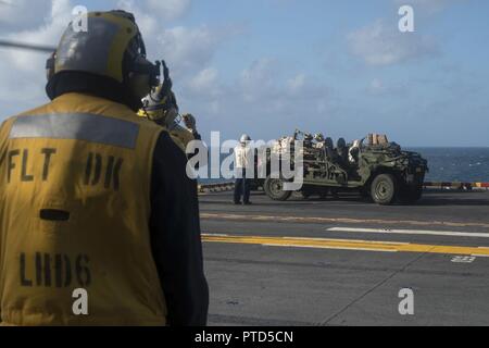 CORAL SEA (12 luglio 2017) Combattere Cargo Marines spostare un Polaris MRZR internamente veicolo trasportabile (ITV) attraverso il velivolo portside ascensore dell'assalto anfibio nave USS Bonhomme Richard (LHD 6) come parte di un assalto verticale esercizio durante il talismano di Saber 17. Bonhomme Richard, parte di un combinato di U.S.-Australia e Nuova Zelanda expeditionary strike gruppo, sta subendo una serie di scenari che aumenterà naval abilità nel funzionamento contro blu-acqua minacce del contraddittorio e nella sua missione primaria di lanciare le forze di marino a terra in marine. Talismano Saber è una biennale U.S. Foto Stock