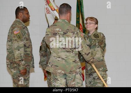 Comandante uscente CPT Angela Reabold passa il guidon a COL Stephen Aiton durante la modifica di serie HHD del comando a Fort Knox. Foto Stock