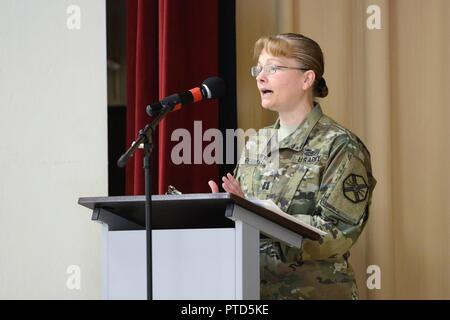 Comandante uscente, CPT Angela Reabold risolve la folla durante la modifica di serie HHD del comando a Fort Knox. Foto Stock
