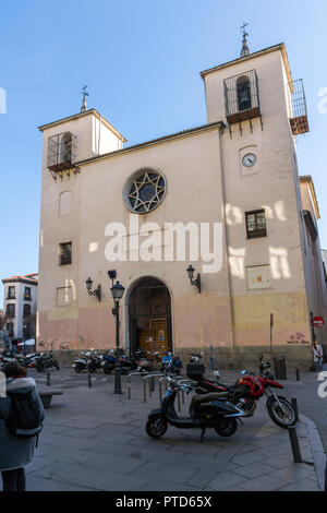 MADRID, Spagna - 24 gennaio 2018: sorprendente vista la mattina della parrocchia di San Ildefonso nella città di Madrid, Spagna Foto Stock