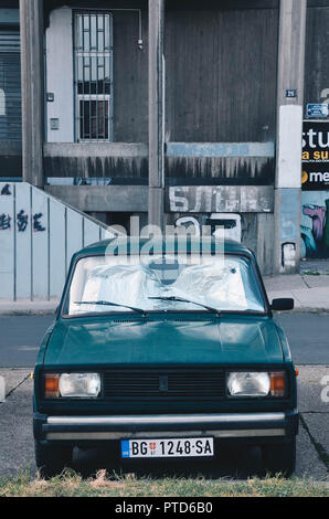 Una macchina parcheggiata nel blocco 23, Belgrado Nuova (Novi Beograd), Belgrado, Serbia, Balcani, Settembre 2018 Foto Stock