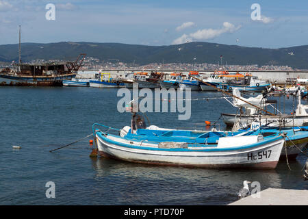 NESSEBAR, BULGARIA - Agosto 12, 2018: Panorama con la pesca in barca al porto di Nessebar, regione di Burgas, Bulgaria Foto Stock