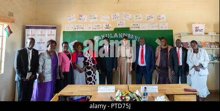 U.S prima signora Melania Trump e Preside Maureen Masi posano con insegnanti presso la Chipala Scuola Primaria Ottobre 4, 2018 a Lilongwe, Malawi. Questo è il primo solista viaggio internazionale mediante la prima signora. Foto Stock