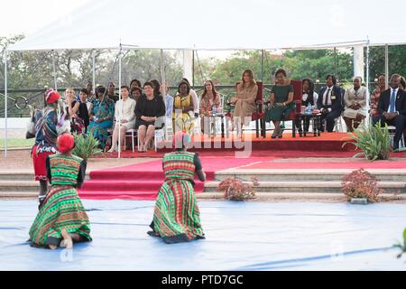 U.S prima signora Melania Trump, sinistra, orologi in una danza tradizionale cerimonia con Gertrude Maseko Mutharika, la first lady del Malawi, durante una cerimonia di arrivo al Malawi membro House Ottobre 4, 2018 a Lilongwe, Malawi. Questo è il primo solista viaggio internazionale mediante la prima signora. Foto Stock