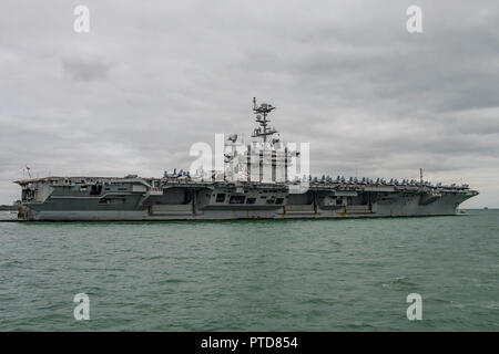 US Navy navi da guerra, la portaerei USS Harry S Truman (CVN 75) ad ancorare nel Solent per visitare Portsmouth, Regno Unito tra il 6th-10th October 2018. Foto Stock