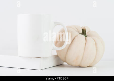 White mug mockup studiato per il ringraziamento con zucche Foto Stock