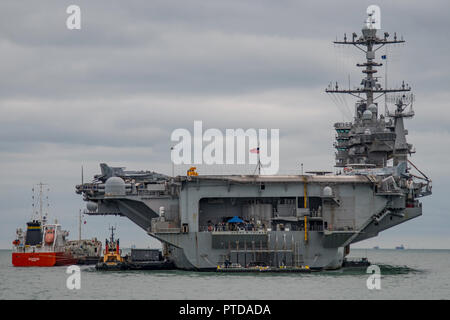 US Navy navi da guerra, la portaerei USS Harry S Truman (CVN 75) ad ancorare nel Solent per visitare Portsmouth, Regno Unito tra il 6th-10th October 2018. Foto Stock