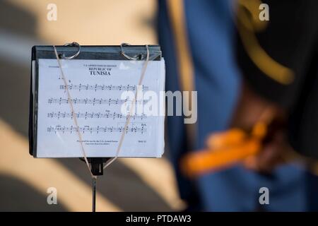 Un percussionista assegnati per gli Stati Uniti Army Band "Pershing propria" attende di suonare l'inno della Repubblica di Tunisia come parte di un cordone di onore per l'arrivo del primo ministro della Tunisia Youssef Chahed prima di un incontro con il Segretario della Difesa Jim Mattis al Pentagono a Washington, il 10 luglio 2017. Foto Stock