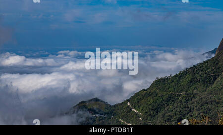 La nebbia e la nebbia che copre le valli sottostanti, paesaggio autunnale, sensazione di freddo. Teresopolis città stato di Rio de Janeiro in Brasile Foto Stock