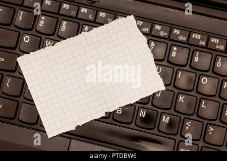 Azienda di design copia vuota spazio per testo Annuncio promozione sito Web Banner isolato modello. Blank i bordi strappati 3x5 un foglio di carta millimetrata per la tracciatura giacente sul computer portatile Foto Stock