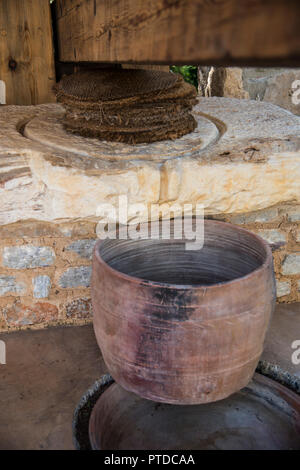 Olio di oliva premere per estrarre olio Foto Stock