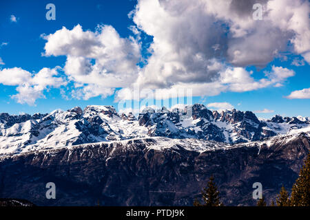 Dolomiti di Brenta visto dal Monte Bondone Foto Stock