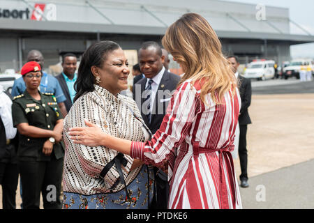 La First Lady Melania Trump approda luminosa stella a Kotoka International Airport in Accra, Ghana Martedì, Ottobre 2, 2018, ed è accolto da Rebecca Akufo-Addo, la First Lady della Repubblica del Ghana e gli ospiti di persone: prima signora Melania Trump Foto Stock