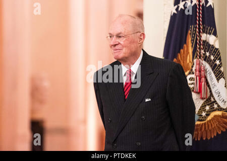 Washington, DC, Stati Uniti d'America. 8 Ott, 2018. Ex giustizia Suprema Anthony Kennedy al giuramento del Brett Kavanaugh come una Corte suprema di giustizia nella Sala Est della Casa Bianca. Credito: Michael Brochstein SOPA/images/ZUMA filo/Alamy Live News Foto Stock