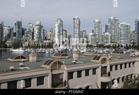 Vancouver, British Columbia, Canada. 3° Ott, 2018. Alto edificio di torri di condominio affollato lungo il litorale di Vancouver è False Creek per via navigabile nel centro della città nucleo. Credito: Bayne Stanley/ZUMA filo/Alamy Live News Foto Stock