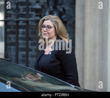 A Downing Street, Londra, Regno Unito. Il 9 ottobre 2018. Penny Mordaunt, Segretario di Stato per lo Sviluppo Internazionale, Sviluppo Internazionale segretario a Downing Street per settimanale riunione del gabinetto. Credito: Malcolm Park/Alamy Live News. Foto Stock