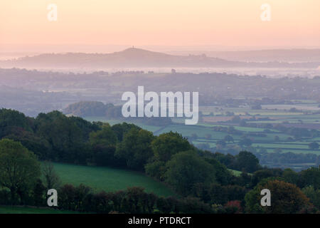 Early Morning mist oltre i livelli di Somerset e Glastonbury Tor visto dal Draycott Sleights in Mendip Hills, Somerset, Inghilterra. Foto Stock