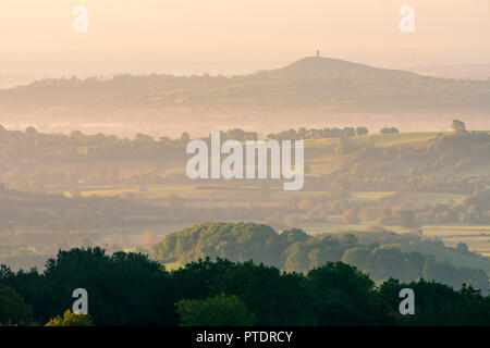 Early Morning mist oltre i livelli di Somerset e Glastonbury Tor visto dal Draycott Sleights in Mendip Hills, Somerset, Inghilterra. Foto Stock