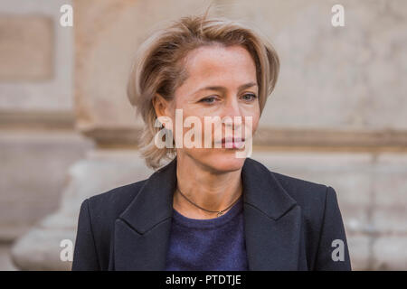 Londra, Regno Unito. Il 9 ottobre, 2018. Gillian Anderson (nella foto), Greenpeace Antartico Ambasciatore, visiti il Foreign & Commonwealth Office per fornire un 350k firma la petizione per chiedere la creazione della più grande area protetta sulla Terra - un 1.8 milioni di chilometri quadrati Oceano Antartico Santuario. Credito: Guy Bell/Alamy Live News Foto Stock