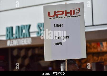 Aldgate, Londra, Regno Unito. Il 9 ottobre 2018, Uber driver un allestimento 24hr Sciopero e protesta al di fuori dell'Uber HQ in Aldgate. Credito: Matteo Chattle/Alamy Live News Foto Stock