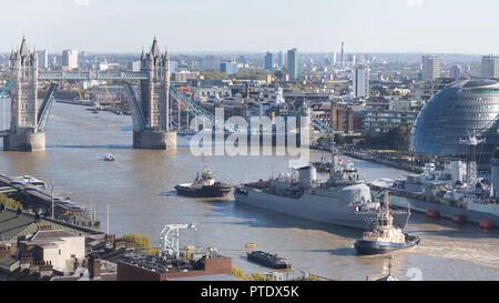 Londra, Regno Unito. Il 9 ottobre, 2018. Il brasiliano Marina nave scuola Brasil U27 nella foto sotto il Tower Bridge nel pomeriggio di sole alla fine di una visita alla capitale. La nave è 129.2 m /423 ft 11 in lungo e si fa di solito un autunno annuale visita a Londra con i funzionari in formazione a bordo. Rob Powell/Alamy Live News Foto Stock