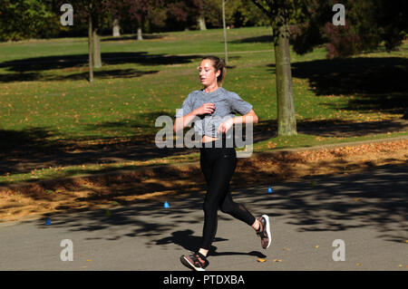 Londra, UK, 9 Ott 2018. Giornata di sole in Hyde Park infrasettimanale nel mese di ottobre del credito: JOHNNY ARMSTEAD/Alamy Live News Foto Stock