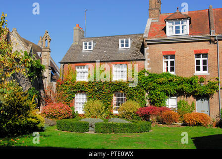 Dorchester. Il 9 ottobre 2018. La soleggiata perimetro della Trinità Santa Chiesa Cattolica, Dorchester, capoluogo di contea di Dorset Credito: stuart fretwell/Alamy Live News Foto Stock