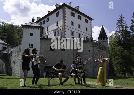 Sneznik, Carniola interna, Slovenia. Xii Mar, 2018. Un gruppo di persone che si vedono giocare violini e un formare fisarmonica durante il festival. Credito: SOPA Immagini/ZUMA filo/Alamy Live News Foto Stock