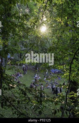 Sneznik, Carniola interna, Slovenia. Xii Mar, 2018. I visitatori sono visti ascoltare musica mentre ammirate la natura durante il festival. Credito: SOPA Immagini/ZUMA filo/Alamy Live News Foto Stock