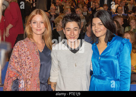 Francoforte, Germania. Il 9 ottobre, 2018. Esther Schweins, Dunja Hayali e Jasmin Tabatabai in occasione della cerimonia di apertura del settantesimo Frankfurt Book Fair / Buchmesse Francoforte 2018 Credit: Markus Wissmann/Alamy Live News Foto Stock