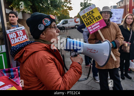 Londra, Regno Unito. 9 ottobre 2018. Una donna dalla RMT parla al rally al di fuori del nuovo atlante cafe ristorante dove un giovane uomo nero è stata attaccata dalla polizia che ha usato ovviamente inutili quando la forza di arresto su di lui il sospetto di essere stato coinvolto in un attacco di coltello. Fu assalito da sei ufficiali e viciously è stato preso a calci mentre gli ufficiali ha lottato per manette lui, equando egli era ben sotto controllo e tenuta a terra egli è stato spruzzato in faccia con gas CS. Credito: Peter Marshall / Alamy Live News Foto Stock