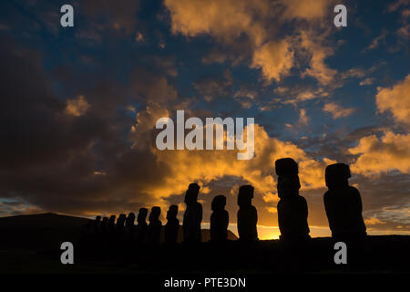 Moai statue Tonjariki sito culturale su Rapa Nui o isola di pasqua, Cile Foto Stock