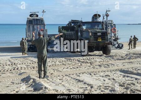 CORAL SEA (Luglio 14, 2017) Landing Craft Air Cushion (LCAC) 9, assegnato alla spiaggia navale unità 7, offload delle attrezzature marine su una spiaggia come parte di una larga scala di assalto anfibio esercizio durante il talismano di Saber 17. Il Landing Craft Air Cushion (LCAC) 9, lanciato da USS Ashland (LSD 48) che ha consentito il movimento del trentunesimo Marine Expeditionary Unit (MEU) le forze e le attrezzature a terra al fine di meu per completare gli obiettivi della missione in tandem con controparti in Australia. Foto Stock