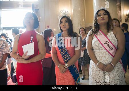 Alana Chargualaf, la 72esima Festa della Liberazione Regina, assiste un esercito tutti gli onori Wreath-Laying cerimonia presso la tomba del Milite Ignoto per commemorare il 73º anniversario della liberazione di Guam e la battaglia per le Isole Marianne del Nord presso il Cimitero Nazionale di Arlington, Arlington, Virginia, luglio 14, 2017. Foto Stock