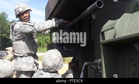 Soldati con 1° Battaglione, 204th aria difesa reggimento di artiglieria, Mississippi Esercito Nazionale Guardia, preparare il M3P .calibro 50 mitragliatrice sul retro del loro vendicatore Air Defence System prima di condurre le qualifiche Luglio 11, 2017, a Camp Shelby, Mississippi. La M3P .calibro 50 mitragliatrice è il vendicatore dell'arma secondaria, con lo Stinger missile essendo il primario. (Mississippi Guardia Nazionale Foto Stock