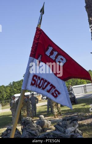 Stati Uniti I soldati dell esercito con il plotone Scout, sede e Sede Società, 4-118esimo battaglione di fanteria, Carolina del Sud esercito nazionale Guard preparare per lo sperone Ride a McCrady Training Center in Eastover, Carolina del Sud, 14 luglio 2017. Questo evento prove le competenze dei candidati dritti in operazioni di arma, manutenzione, chiamata per incendio, reagiscono a contatto e attività medica. Se completato saranno assegnati loro speroni, Stetson cappelli e transizione da un candidato per una Scout di cavalleria. Foto Stock