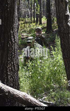 Stati Uniti I soldati dell esercito con il plotone Scout, sede e Sede Società, 4-118esimo battaglione di fanteria, Carolina del Sud esercito nazionale Guard preparare per lo sperone Ride a McCrady Training Center in Eastover, Carolina del Sud, 14 luglio 2017. Questo evento prove le competenze dei candidati dritti in operazioni di arma, manutenzione, chiamata per incendio, reagiscono a contatto e attività medica. Se completato saranno assegnati loro speroni, Stetson cappelli e transizione da un candidato per una Scout di cavalleria. Foto Stock