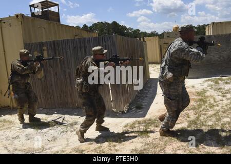 Stati Uniti I soldati dell esercito con il plotone Scout, sede e Sede Società, 4-118esimo battaglione di fanteria, Carolina del Sud esercito nazionale Guard preparare per lo sperone Ride a McCrady Training Center in Eastover, Carolina del Sud, 14 luglio 2017. Questo evento prove le competenze dei candidati dritti in operazioni di arma, manutenzione, chiamata per incendio, reagiscono a contatto e attività medica. Se completato saranno assegnati loro speroni, Stetson cappelli e transizione da un candidato per una Scout di cavalleria. Foto Stock