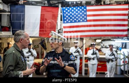 Mare Mediterraneo (14 luglio 2017) posteriori Adm. Kenneth Whitesell, sinistra, comandante del Carrier Strike gruppo (CSG) 2, parla con il cap. Hugues Laine, comandante della marina militare francese frigate FS Chevalier Paul (D621), a bordo di Chevalier Paolo. La visita, tenutasi il giorno della Bastiglia, promuove l'interoperabilità e l'U.S.-francese di impegno per la stabilità in Europa e Africa regioni. Il vettore strike gruppo sta conducendo operazioni navali negli Stati Uniti Sesta flotta area di operazioni a sostegno degli Stati Uniti per gli interessi di sicurezza nazionali in Europa e in Africa. Foto Stock