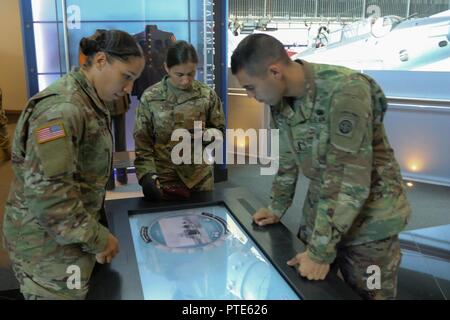 Paracadutisti assegnato al 3° Brigata Team di combattimento, ottantaduesima Airborne Division rivedere una mostra durante la visita alla National World War II Museum di New Orleans, in Louisiana, luglio 14, 2017. Foto Stock