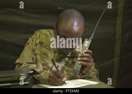 US Army Spc. Mosè Kiplagat, un paziente impiegata amministrativa con il 212th Combat Support Hospital, 30 vigili del medico, compila un 9 linea di evacuazione medica richiesta durante un incidente di massa esercizio a Mihail Kogalniceanu Air Base, Romania il 16 luglio 2017. L'esercizio era una parte di Saber Custode, un comando europeo, US Army Europa-led esercizio tra gli Stati Uniti e i suoi alleati e partner che abbraccia diversi paesi in Europa Orientale ed è progettato per favorire la disponibilità e migliorare il comando unificato nella regione. Foto Stock