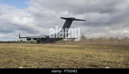 Stati Uniti Army Airborne paracadutisti dalla quarta brigata xxv divisione di fanteria e paracadutisti canadese da Princess Patricia canadese della fanteria leggera decollo su un U.S. Air Force C-17 dalla base comune, Charleston S.C., luglio 15, 2017 dopo aver completato il loro lato di esercizio talismano Saber 2017. Lo scopo di TS17 è migliorare U.S.-Australian Combat Readiness, aumentare l'interoperabilità, combinato a massimizzare le opportunità di formazione e di condotta di preposizionamento marittimo e le operazioni di logistica nel Pacifico. TS17 dimostra anche l'impegno degli Stati Uniti per il suo alleato fondamentale e globale del quadro di sicurezza Foto Stock