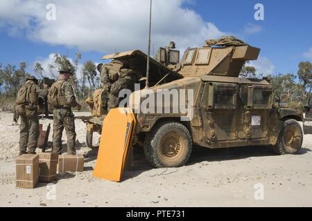 Marines con il combattimento il battaglione della logistica 31 ingranaggio di scarico da un Humvee prima di piccole armi e mitragliatrice precisione di tiro training su Townshend Isola, Shoalwater Bay Area Formazione, Queensland, Australia, durante l'esercizio talismano Saber 17, 16 luglio 2017. Marines con CLB-31 forniscono un sostegno essenziale per i Marines e marinai del trentunesimo Marine Expeditionary Unit mentre il supporto di talismano Saber 17. Il trentunesimo MEU sta prendendo parte in talismano Saber 17 mentre distribuito su una regolarmente pianificate pattuglia dei Indo-Asia-regione del Pacifico. Talismano Saber è un esercizio biennale progettati per migliorare la interoperabil Foto Stock