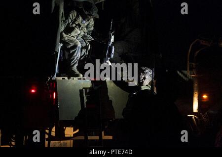 Marines con il combattimento il battaglione della logistica 31 scaricamento da 7 ton carrello dopo di piccole armi e mitragliatrice precisione di tiro della formazione durante la fase di esercizio talismano Saber 17 su Townshend Isola, Shoalwater Bay Area Formazione, Queensland, Australia, 16 luglio 2017. Marines con CLB-31 forniscono un sostegno essenziale per i Marines e marinai del trentunesimo Marine Expeditionary Unit mentre il supporto di talismano Saber 17. Il trentunesimo MEU sta prendendo parte in talismano Saber 17 mentre distribuito su una regolarmente pianificate pattuglia dei Indo-Asia-regione del Pacifico. Talismano Saber è un esercizio biennale progettati per migliorare la interoperabilit Foto Stock