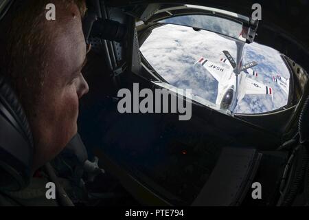 Stati Uniti Air Force Senior Airman Giuseppe Wukasch, 351Air Refuelling Squadron boom operatore, aziona il braccio 14 luglio 2017, per la fornitura di aria compressa il rifornimento per un U.S. Air Force Thunderbird in Francia. Il Thunderbirds erano sul loro modo al 2017 Royal International Air Tattoo airshow a RAF Fairford, Inghilterra, dopo aver eseguito il cavalcavia al giorno della Bastiglia di Parigi. Foto Stock