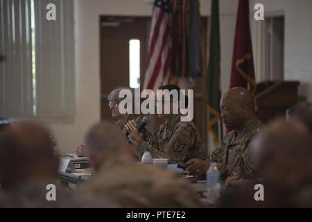 Il Mag. Gen. Marion Garcia (al centro), il comandante generale del duecentesimo della Polizia Militare comando, discute le sue priorità per i capi di Stato e di governo di Sua unità subordinate durante una conferenza presso la McGill Training Center a Fort Meade, Maryland, luglio 15, 2017. Il duecentesimo MP Il comando ha ospitato una formazione trimestrale Briefing Conference a Fort Meade da luglio 15-17, per escogitare una strategia in merito ai bisogni futuri della MP comando, e di come questi supportano il U.S. Esercito comando di riserva si concentra su Combat Readiness. "Dove stiamo andando, non è il luogo in cui siamo stati," ha detto Garcia, e costantemente ricordato unità partecipanti di leadership che, regardl Foto Stock