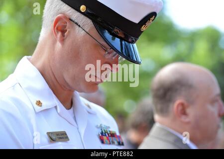 GRAND Rapids, Michigan. (Lug 14, 2017) - USA Navy Senior Chief David L. Johnston, Senior leader arruolato Marina Centro Supporto Operativo Battle Creek, onori Presidente Gerald Ford oggi presso il recinto ghirlanda di servizio. Questo giorno sarebbe il 104th compleanno di Ford. Prima della sua nomina come presidente, Ford servita negli Stati Uniti Navy Reserve. Egli sarà onorato a Norfolk, Virginia, Sabato, Luglio 22nd, 2017 con la messa in servizio della USS Gerald Ford (CVN-78). Foto Stock