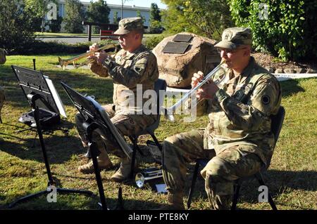 Sgt. 1. Classe Todd Borges, music performance team leader e Sgt. Contrassegnare Koehl hanno, un esercito musicista, entrambi di America la prima Corps Army Band gioca a un memoriale di servizio in Enoggera, Australia durante il talismano di Saber 17, 17 luglio 2017. Il memoriale di servizio ha avuto luogo presso il Memorial a piedi, che è considerato un monumento vivente come è piantato un albero per rappresentare i soldati australiani che sono stati uccisi in combattimento. Foto Stock