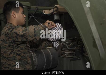 CORAL SEA (Luglio 14, 2017) Sgt. Juan Davilas, dal Gosen, Ind. assegnato al trentunesimo Marine Expeditionary Unit (MEU), esegue una manutenzione preventiva verificare su un M11-23 elevata mobilità multiuso di veicolo su ruote (HMMWV) a bordo di un assalto anfibio nave USS Bonhomme Richard (LHD 6) a sostegno di una larga scala di assalto anfibio durante il talismano di Saber 17. Il trentunesimo MEU è lavorare in tandem con controparti australiano di allenarsi insieme nel quadro di operazioni di stabilità. Foto Stock