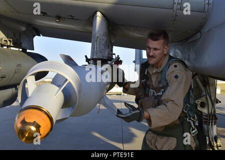 Lt. Col. Ben Rudolphi, 407 Expeditionary supporto funzionamento comandante dello squadrone, conduce un preflight di munizioni verificare su un A-10 Thunderbolt II Luglio 11, 2017, a Incirlik Air Base, Turchia. Rudolphi ha fornito un duplice ruolo nel funzionamento inerenti risolvere come il comandante del 407 EOSS nel sud-ovest Asia ed essendo direttamente nella lotta contro ISIS conducendo un-10 missioni di volo con il 477th aria gruppo Expeditionary.la A-10 supporta le forze di terra con rapida occupazione aria vicino e contattare il supporto. Esso utilizza una varietà di bomba, missili e un 30mm GAU-8 sette-canna Gatling Gun. Foto Stock